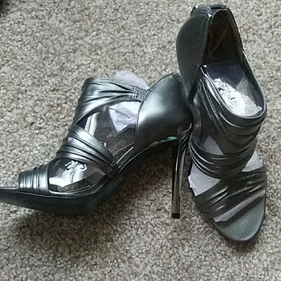 Heels - Picture 2 of 3